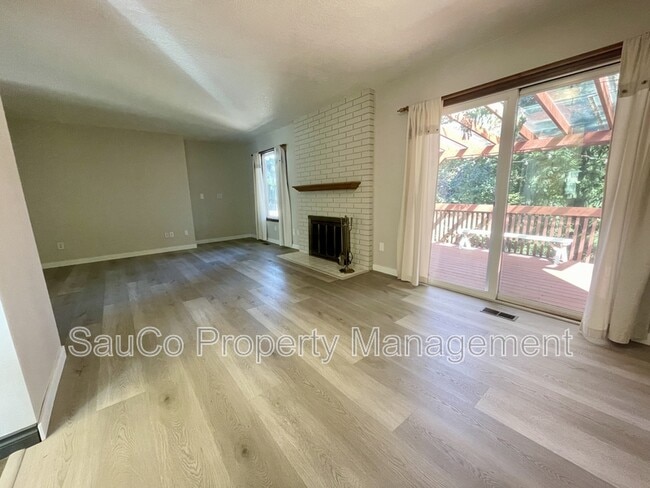 Building Photo - 324 SE 30th Ave