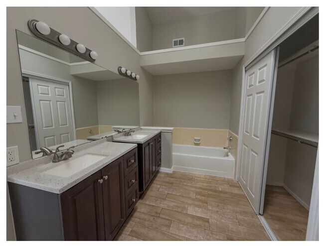 Building Photo - Beautiful 3 Bed / 2 Bath Home with Two Living Areas and Fenced Yard in Cedar Hill | AVAILABLE NOW