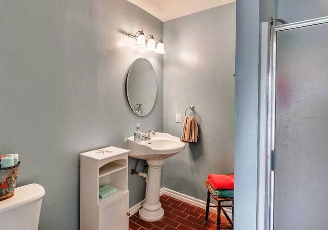 Building Photo - Executive Living in Norman complete with N...