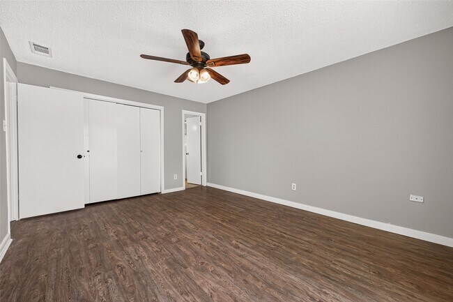 Building Photo - 10814 Parkland Woods Dr