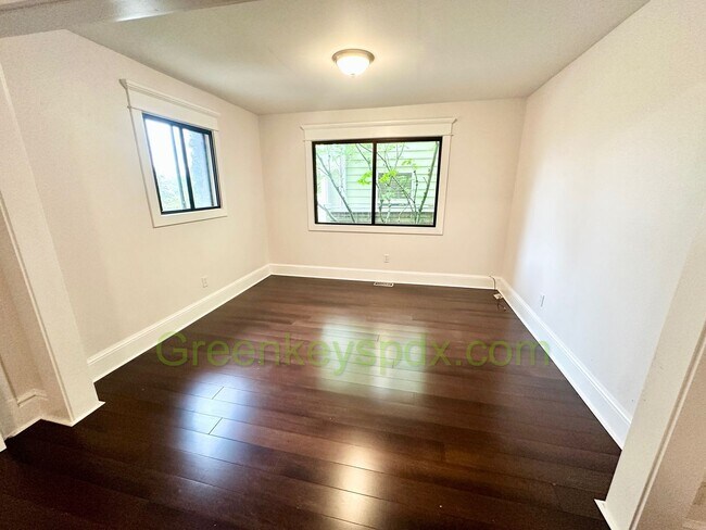 Building Photo - Huge Gorgeous 5 Bedroom 4 Bath Unit in SW ...