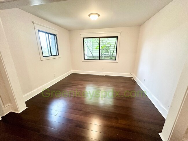 Building Photo - Huge Gorgeous 5 Bedroom 5 Bath Unit in SW ...