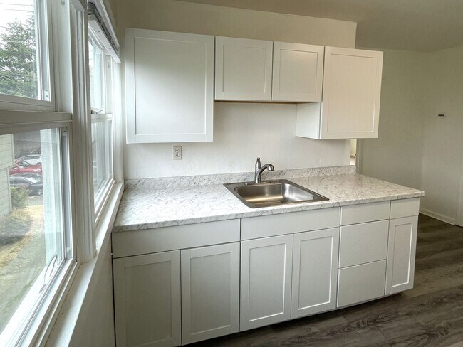 Building Photo - Charming Second Floor 1-Bedroom Close to Peninsula Park!