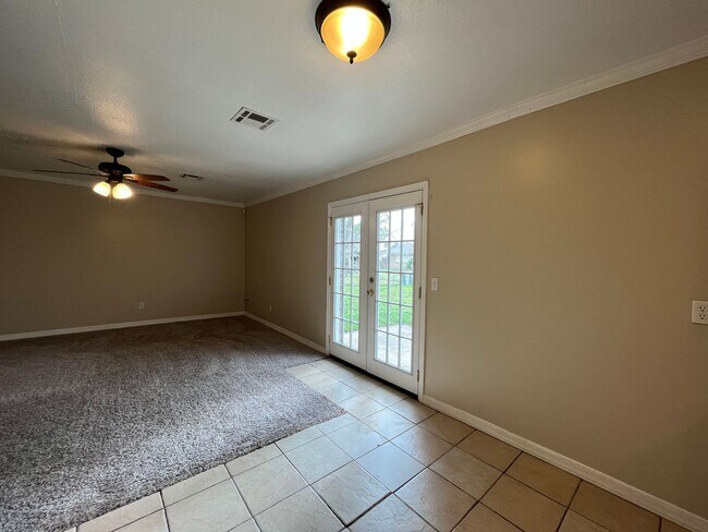 Building Photo - 3 Bedroom 2 Bathroom House!