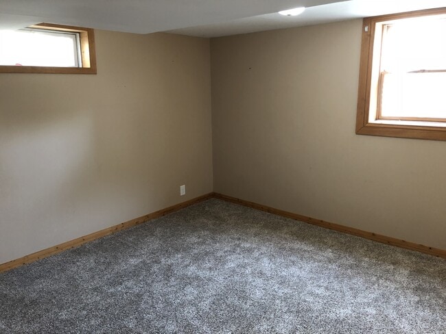 Building Photo - Nice home with fenced yard