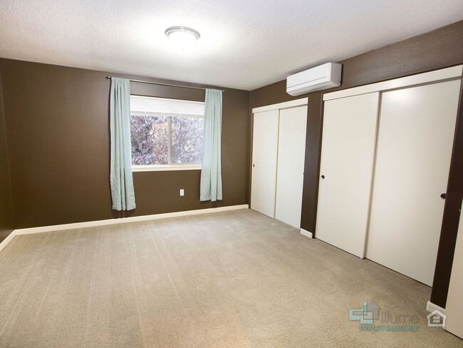 Building Photo - 5215 SE Pardee St