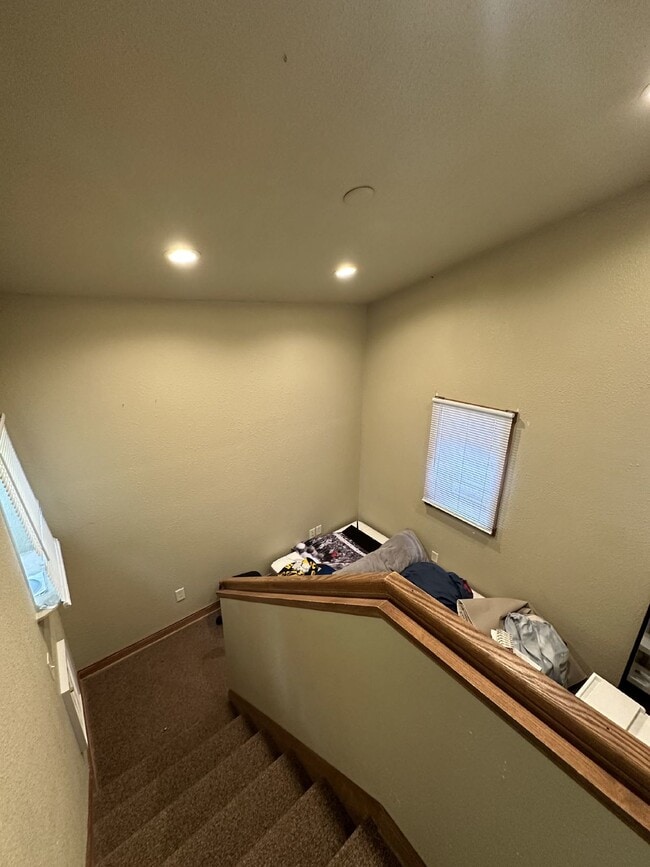 Building Photo - Amazing 4 Bed 1 Bath close to UWEC!