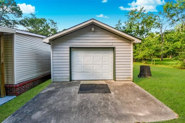 Building Photo - 18915 Sawmill Dr