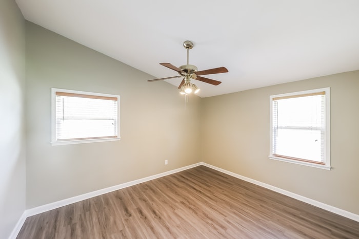 Building Photo - 927 W Lakeview Cir