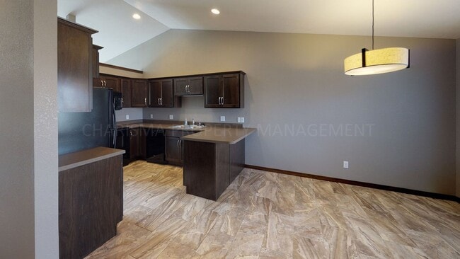 Building Photo - 3 BD, 2 BA TOWNHOME, ATTACHED GARAGE, FIRE...