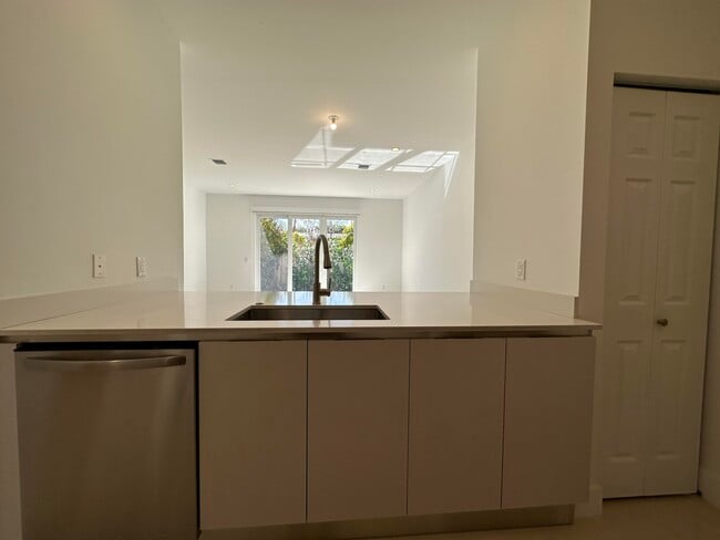 Building Photo - 815 NE 17th Ave