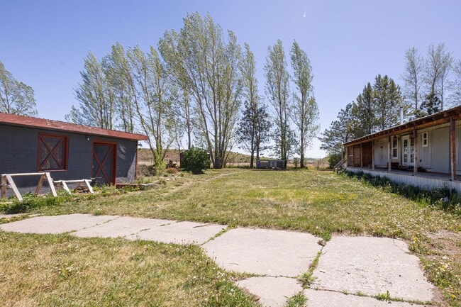 Building Photo - 3 Bed/1 Bath Country Home in Sugar City