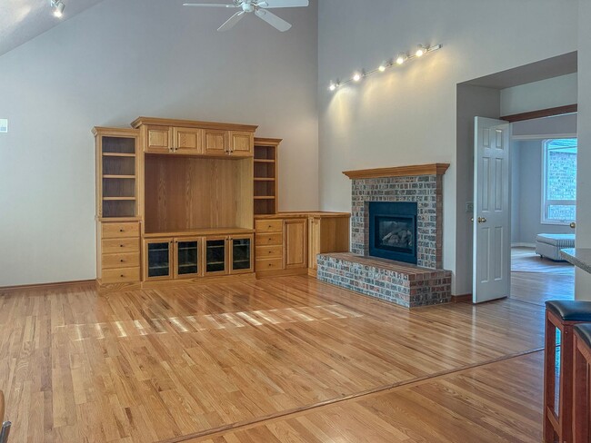 Building Photo - Arranmore 2 Bedroom with Den Available Now !