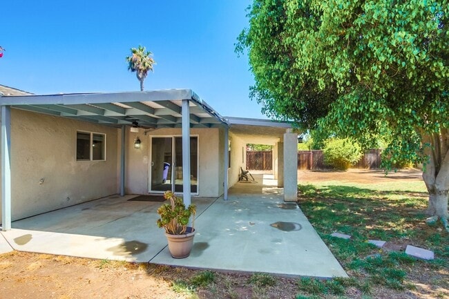 Building Photo - Beautiful 3 Bedroom + Den Home in the Foot...