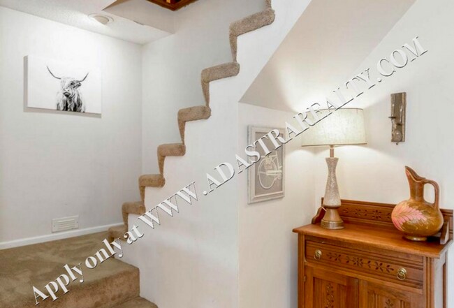 Building Photo - Inviting 3 Bedroom Close to Everything-Available in MAY!!