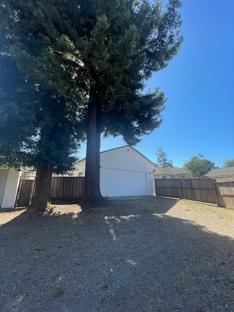 Building Photo - 1020 Stony Glen Ln
