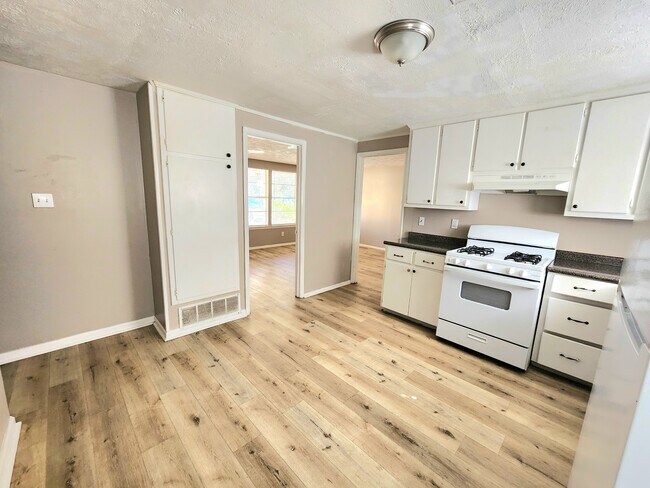 Building Photo - 102 White Oak Dr