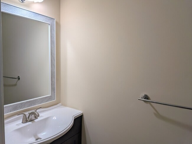 Building Photo - 906 Hamilton Rd