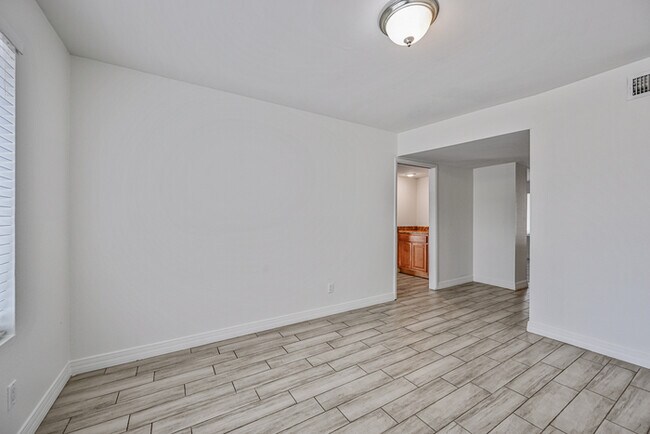 Building Photo - 4 bedroom with Pool !!