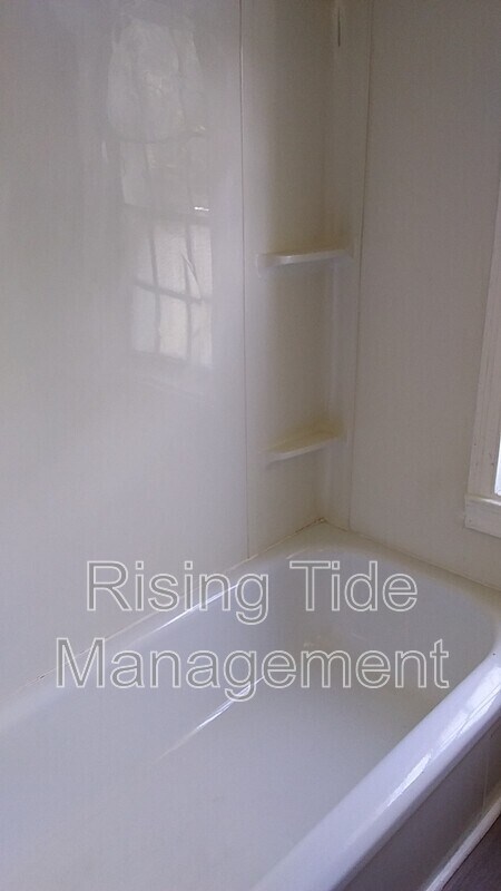 Building Photo - 229 Pinewood Ave