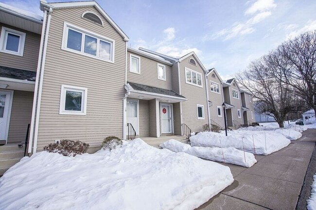 Building Photo - 10 Oak Ridge Dr