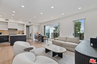 Building Photo - 505 S Barrington Ave