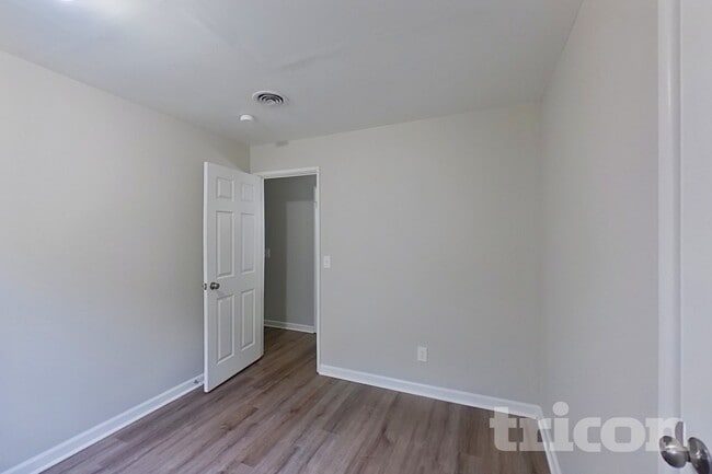 Building Photo - 9235 Laurel Hill Dr