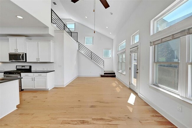 Building Photo - 2308 Hermia St