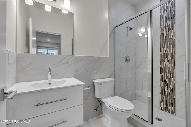 Building Photo - 521 Lake Ave