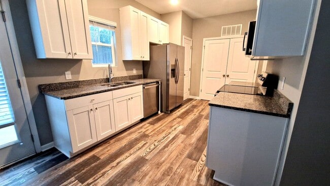 Building Photo - Beautiful 3BR 2.5BA Home in Salisbury • Tour Today