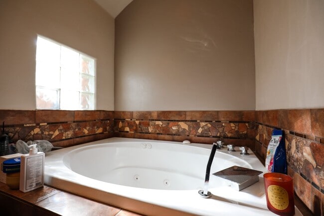 Building Photo - Roomy 4 bedroom Home with Solar Panels