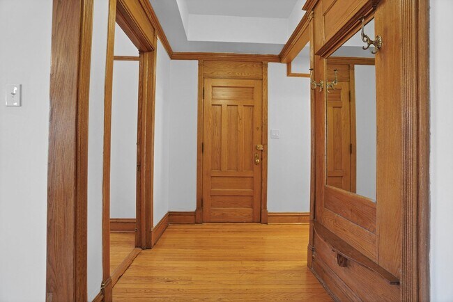 Building Photo - 3824 N Sheffield Ave