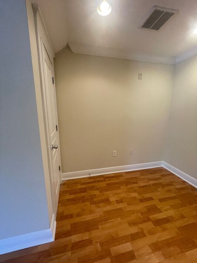 Building Photo - 17-1728 J&amp;S