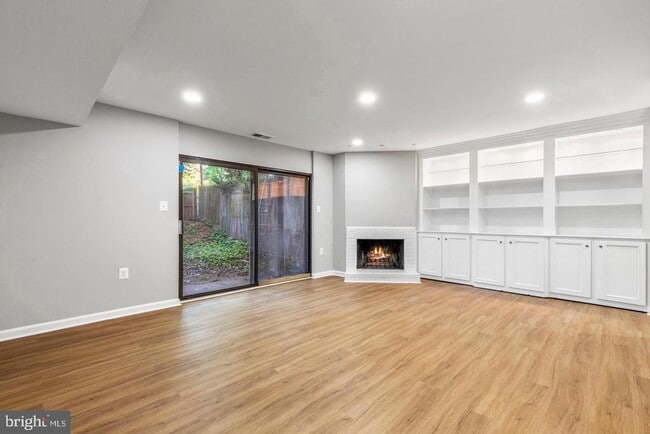 Building Photo - 4921 Sauquoit Ln