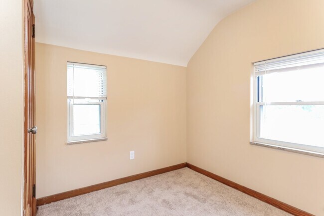 Building Photo - 65 W Bellecrest Ave