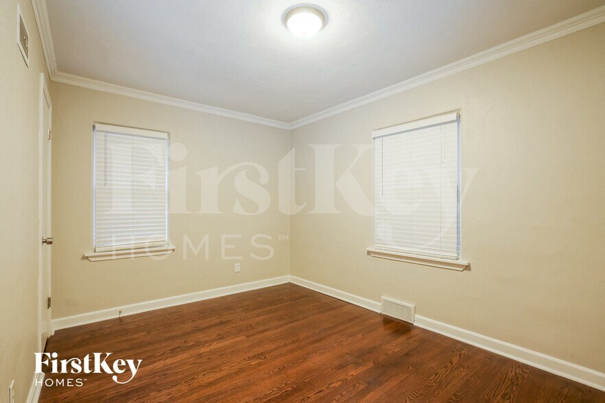 Building Photo - 9946 MacKenzie Rd