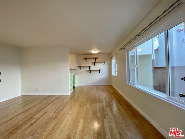 Building Photo - 722 Westbourne Dr