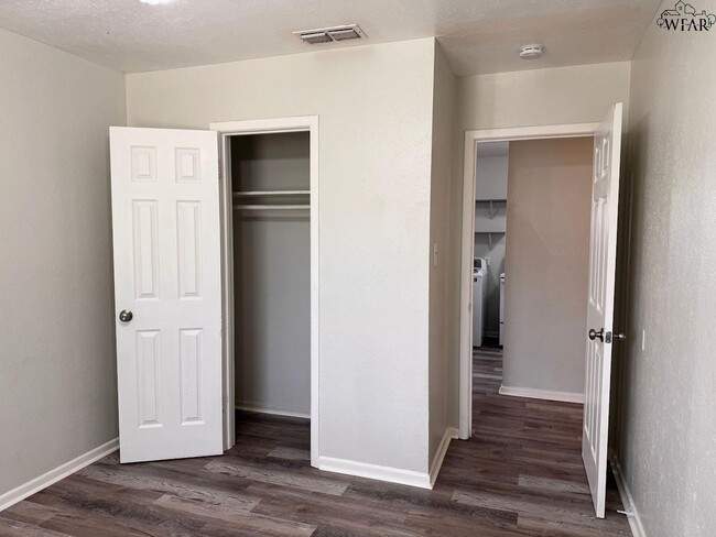 Building Photo - 1401 E Cortez Dr