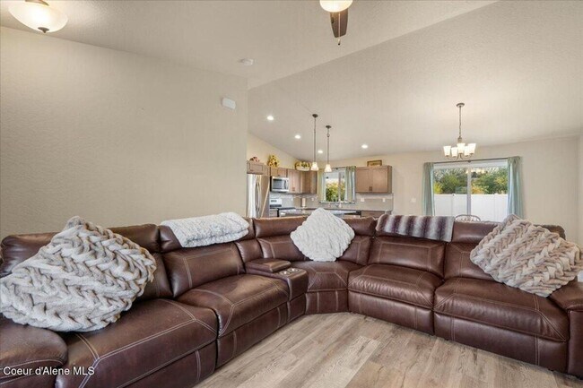 Building Photo - Beautiful home in Post Falls