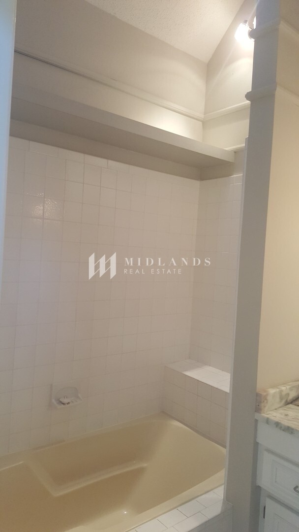 Building Photo - Stunning Updated Rockbrook Home