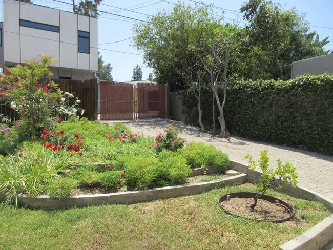 Building Photo - Beautiful Porter Ranch 3 Bedroom home on B...