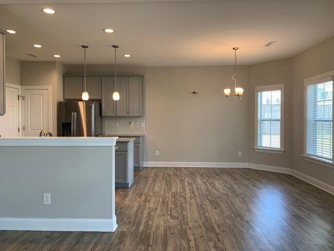 Building Photo - AMAZING LOCATION, Fantastic 4 Bed Home, in...