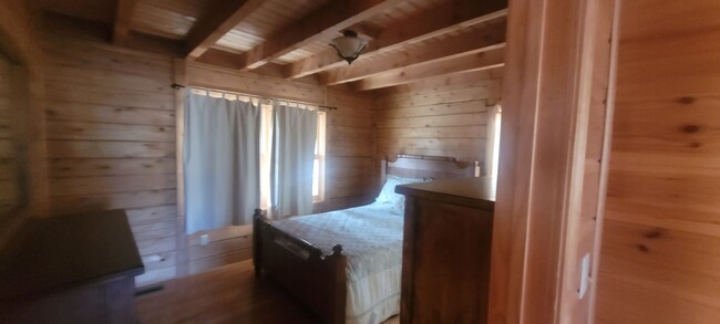 Building Photo - 2 bedroom 1 bath fully furnished log cabin...