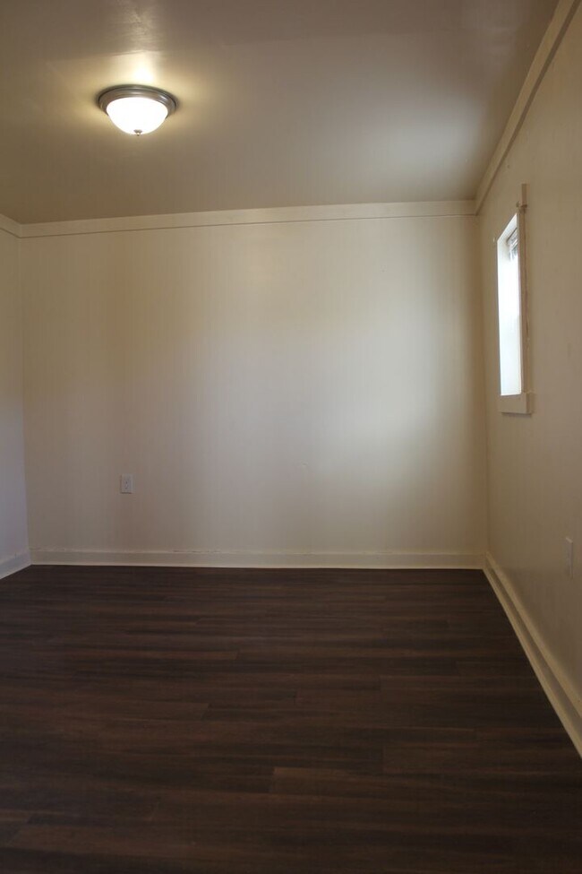 Building Photo - Recently renovated | Bay window | Walkable | Washer/Dryer combo in unit