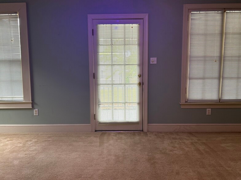 Building Photo - 102 S William St