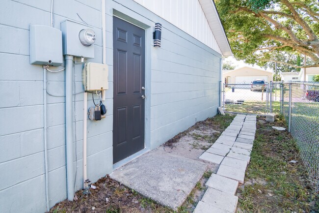 Building Photo - 6443 Lomand Ave