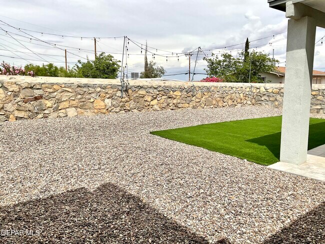 Building Photo - 8919 Eclipse St