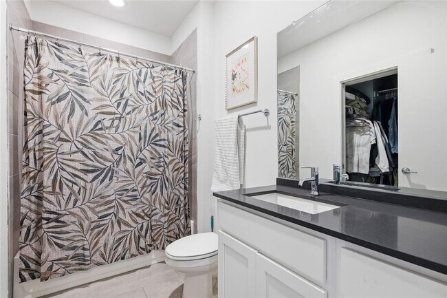 Building Photo - 814 N Bluff Dr