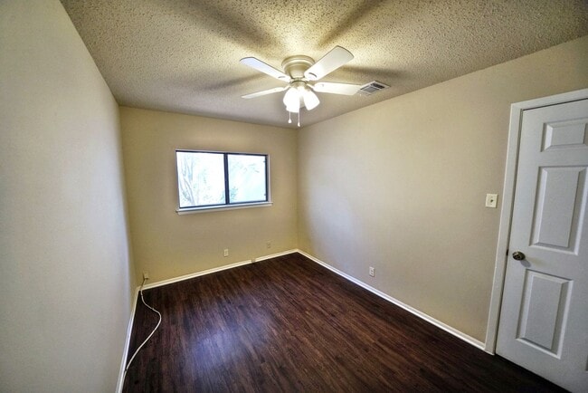 Building Photo - Cozy 3-Bed, 2-Bath with Fireplace in Prime NW Location - Realtor Commission: $500