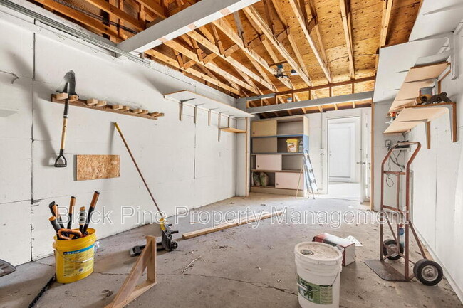 Building Photo - 221 W Elm St